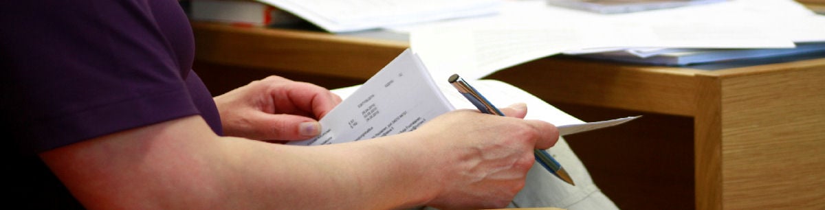 Lieksan lukion ajankohtaiset asiat, henkilö tutkii paperia.