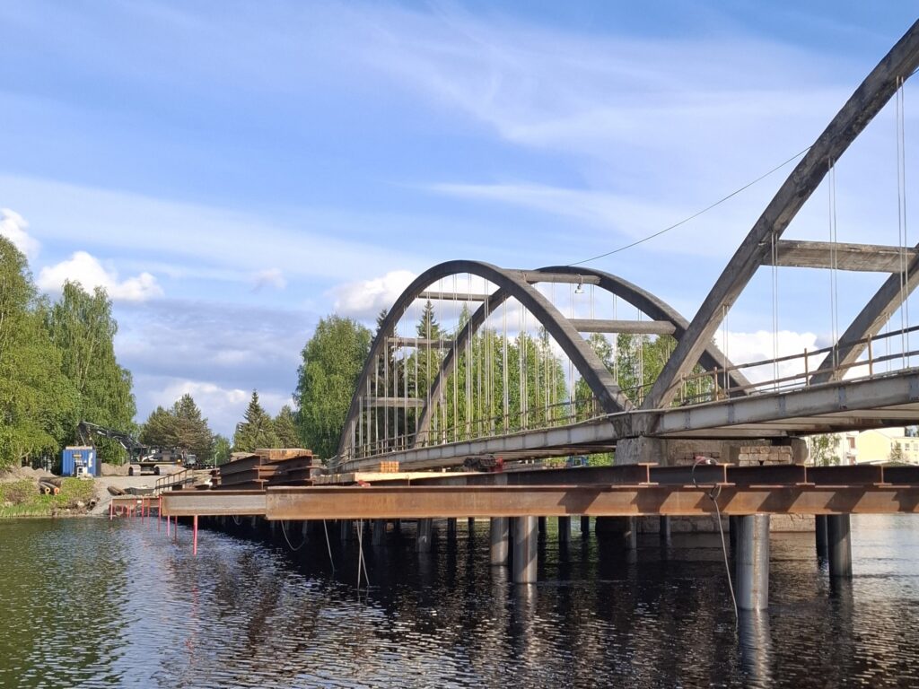 Kaarilta työsillan rakentaminen alussa, vanhan sillan viereen alettu rakentaa työsiltaa purkamista ja uuden sillan rakentamista varten. 