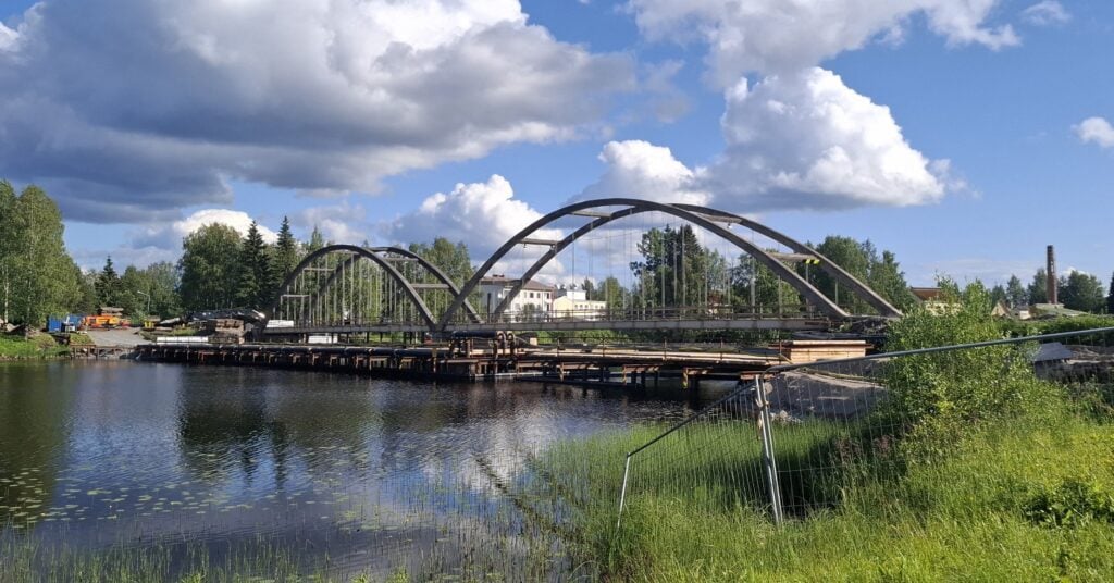 Lieksan vanha kaksikaarinen silta. 