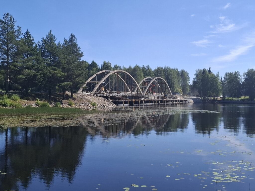 Vanha kaksikaarinen silta Lieksanjoen yli.