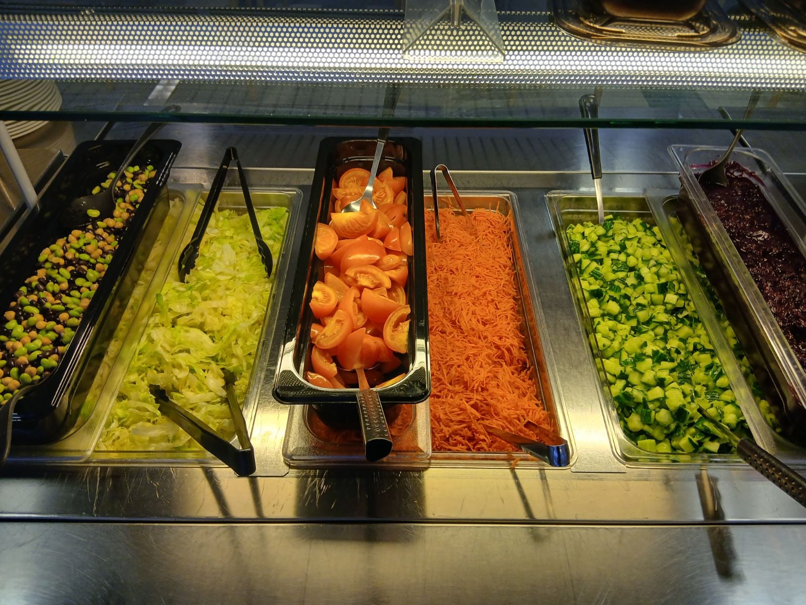 Ruokahuollon salaattipöytä