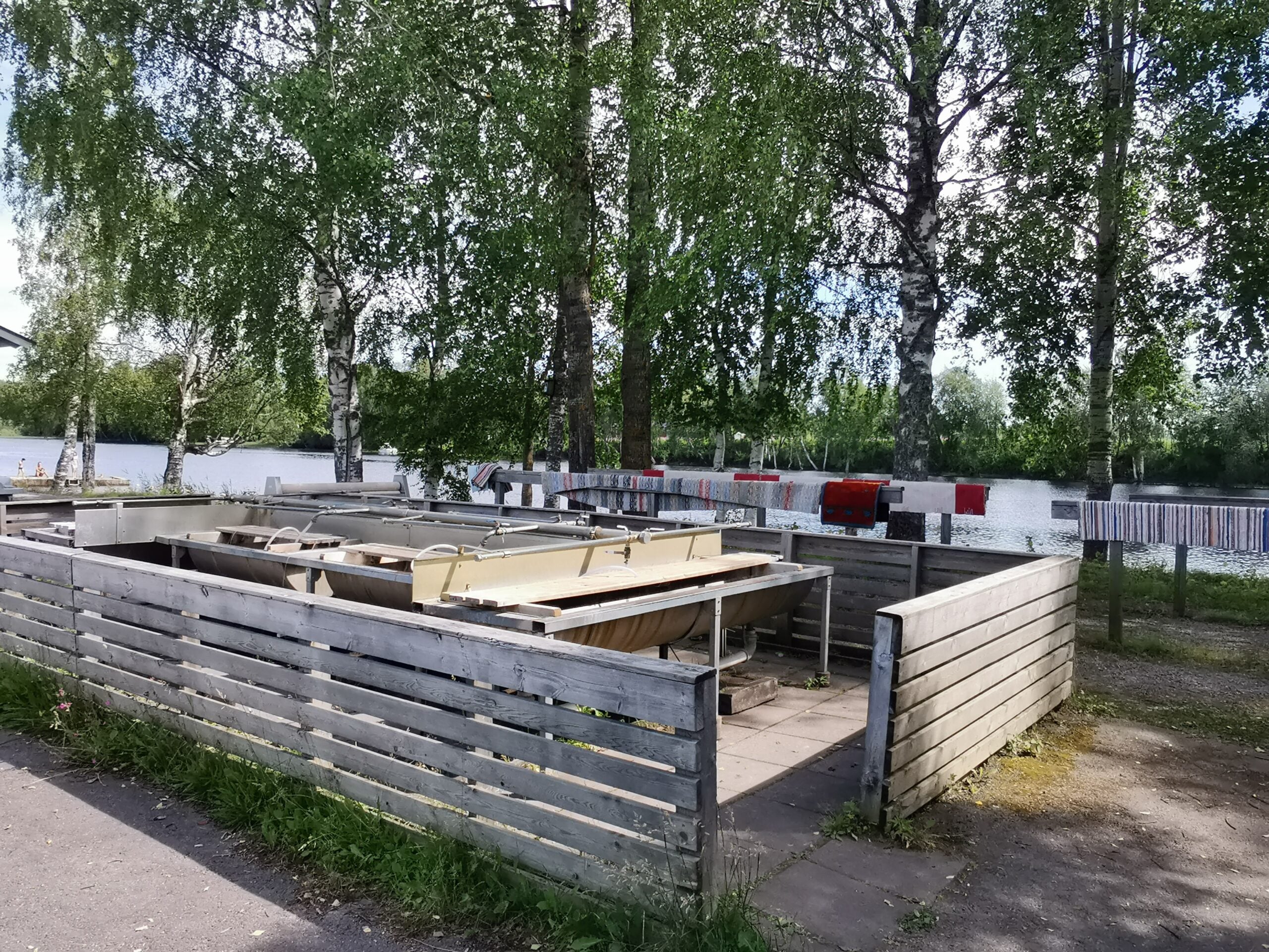 Mattojenpesupaikka jokirannassa.