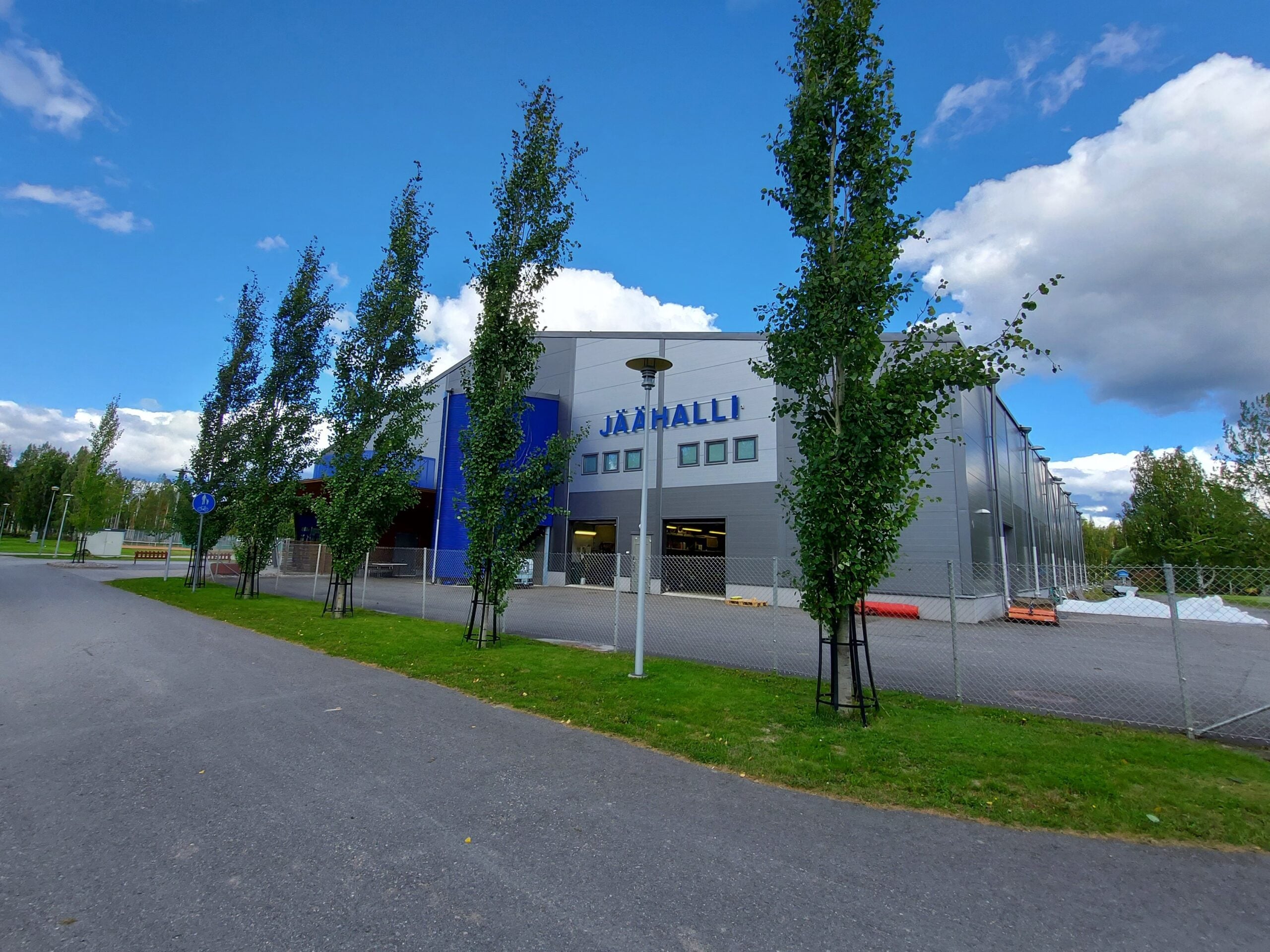 Jäähalli. Hallin edessä kasvaa puita.