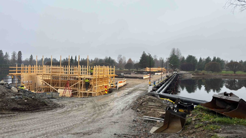 Kuva siltatyömaalta marraskuussa 2025. Sillan maatukien valua varten rakennetaan muotteja joen molemmille rannoille.
