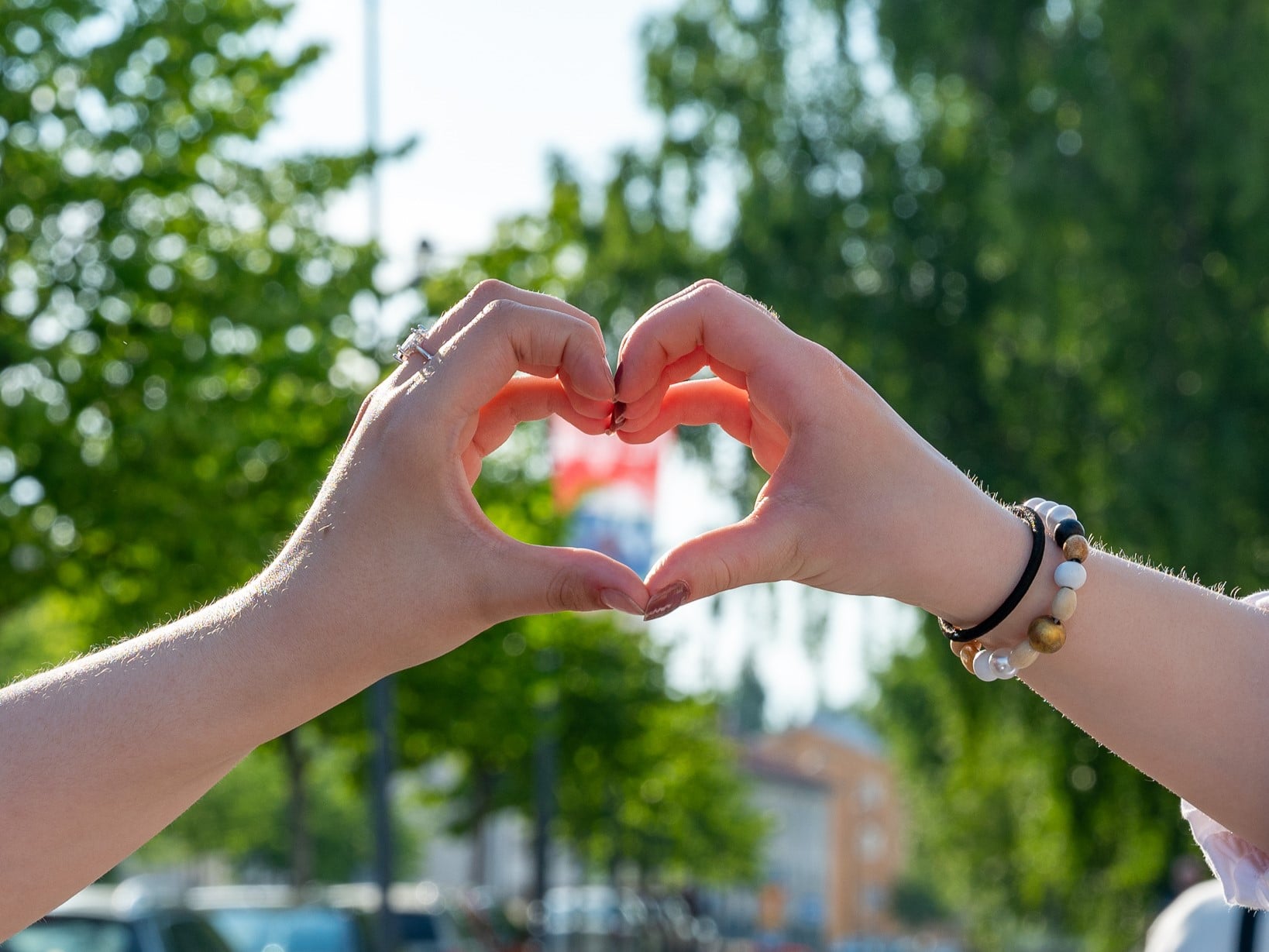 Kahden käden muodostama sydänkuvio