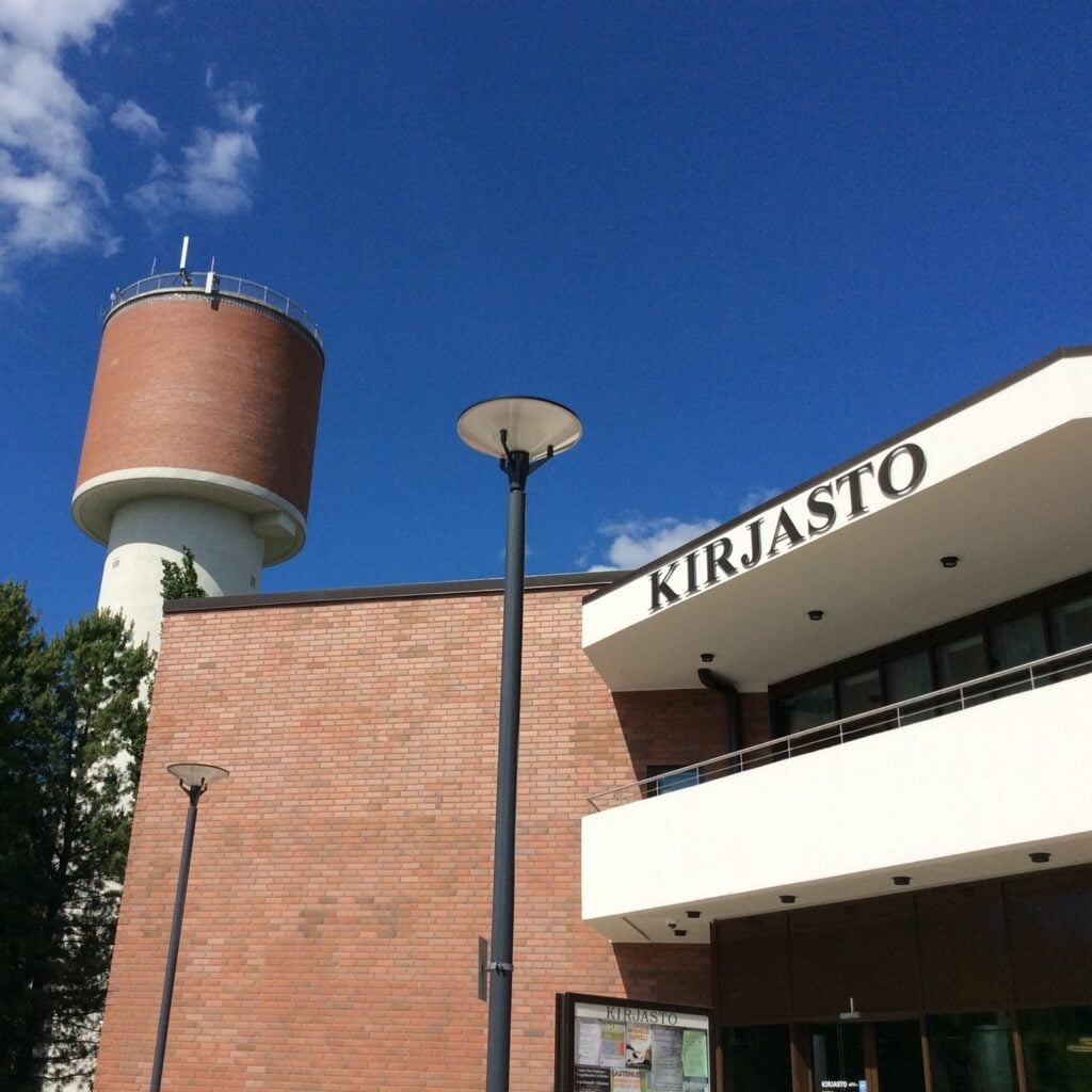 Kuvassa näkyvät Lieksan kirjaston julkisivu sekä Lieksan vesitorni.