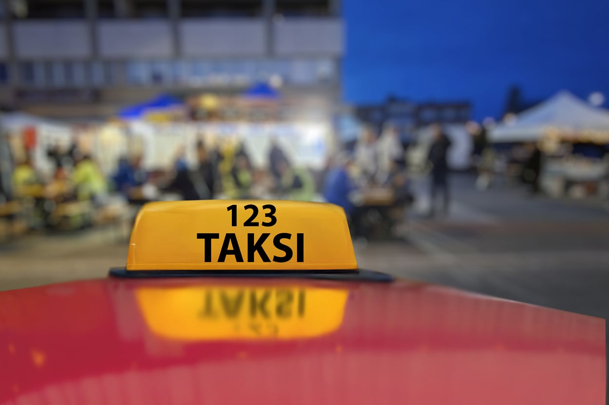 Taksin katto, ihmisiä taustalla