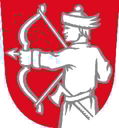 Lieksan kaupungin vaakuna. Punaisessa kentässä tyvestä nouseva käsijousella ampuva mies, karvalakki päässä, kirves vyöllä, kaikki hopeaa.