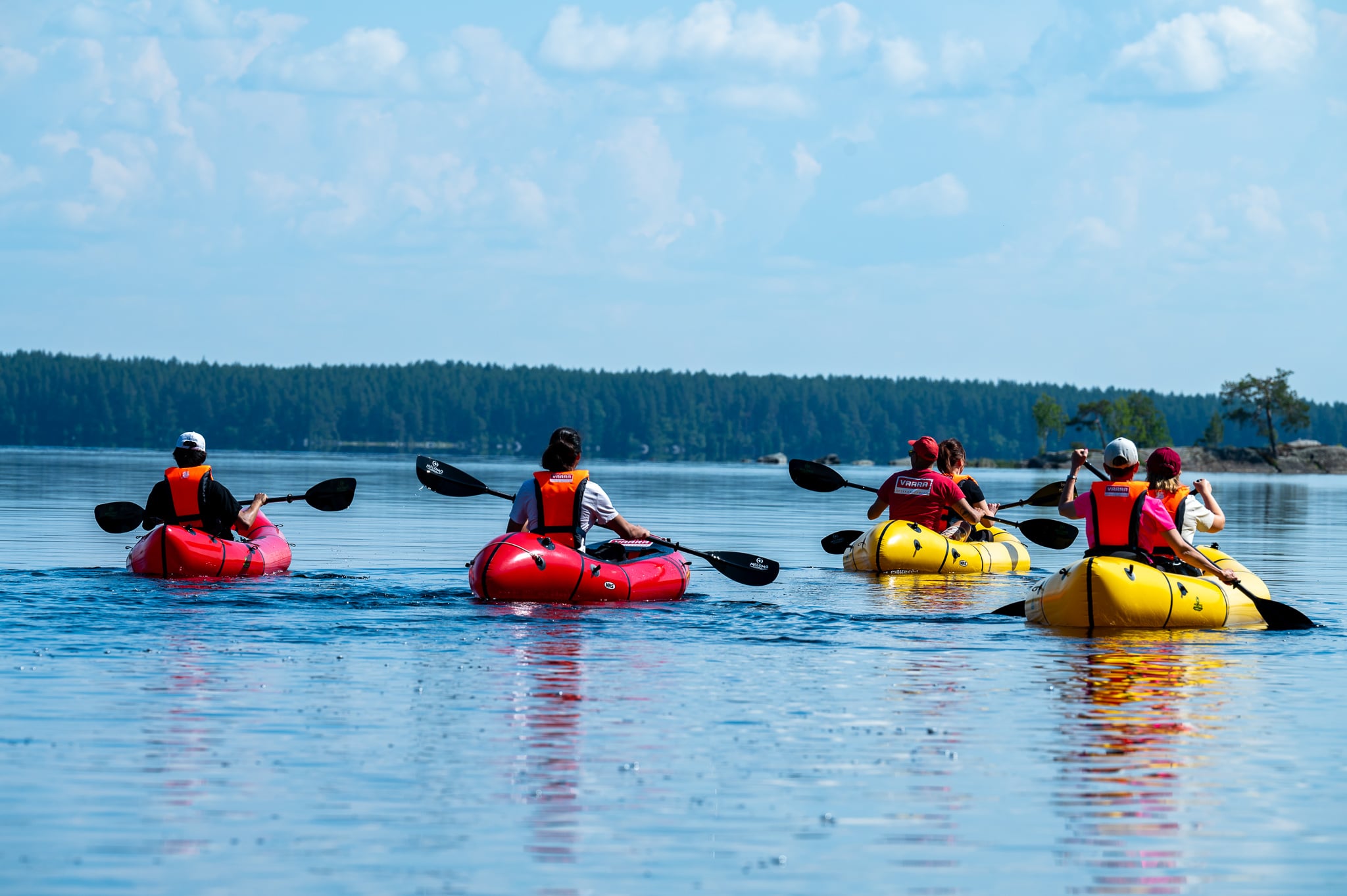 Melojia järvellä ilmatäytteisissä kajakeissaan.